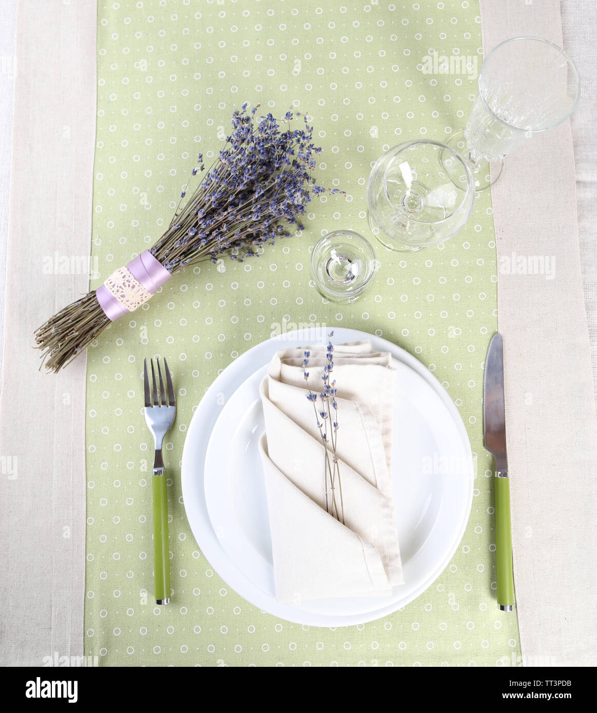 Tavolo da pranzo impostazione con fiori di lavanda su sfondo tabella Foto Stock