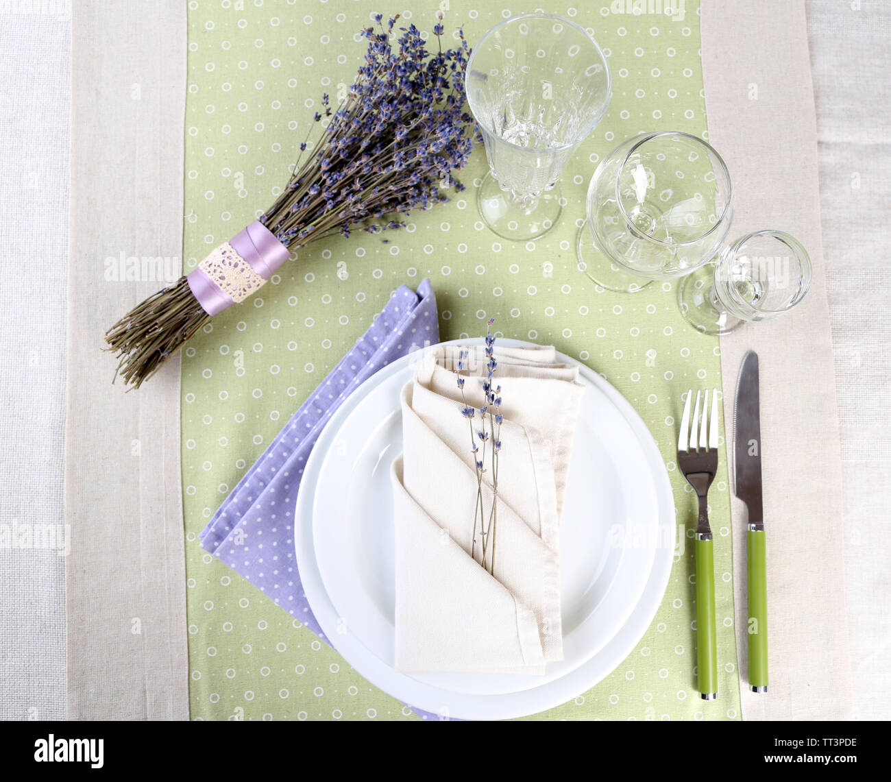 Tavolo da pranzo impostazione con fiori di lavanda su sfondo tabella Foto Stock
