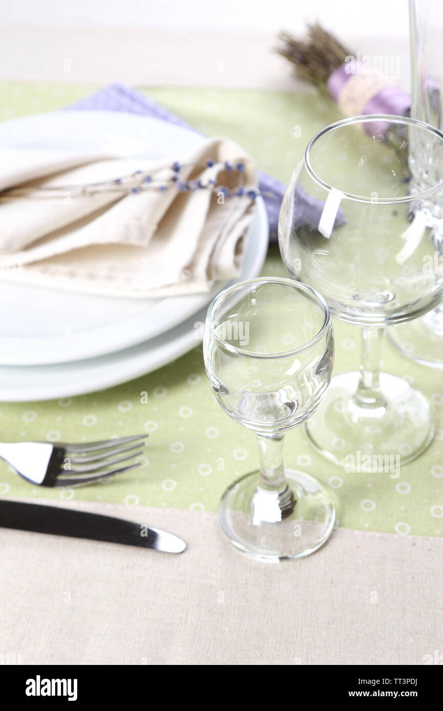 Tavolo da pranzo impostazione con fiori di lavanda su sfondo tabella Foto Stock