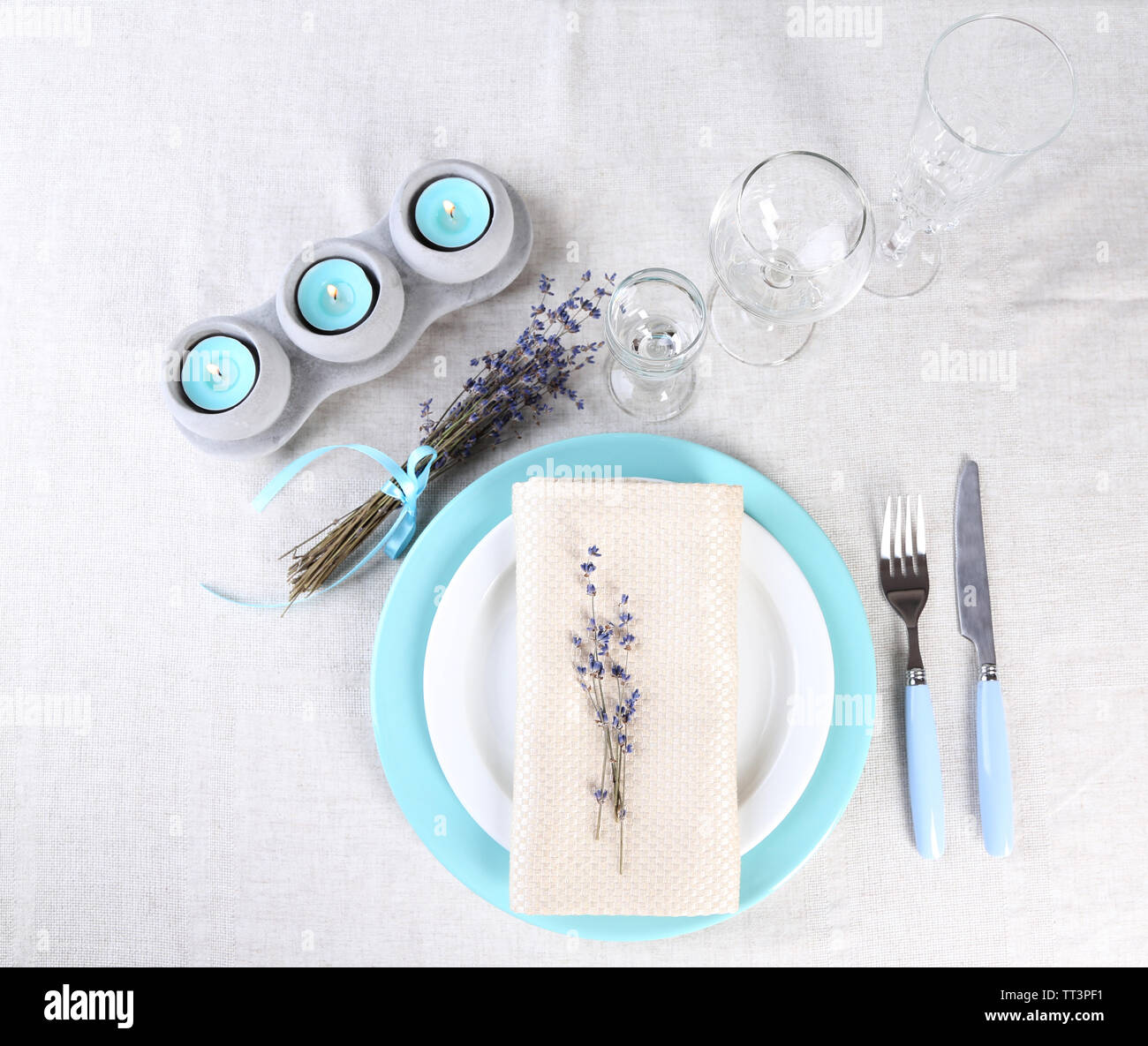 Tavolo da pranzo impostazione con fiori di lavanda su tavola, su sfondo chiaro Foto Stock
