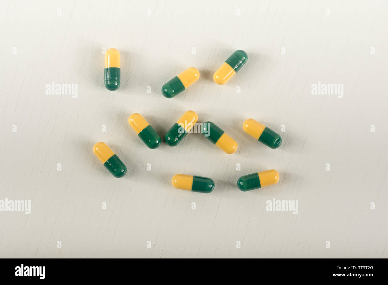 Verde, Giallo tramadolo capsula pillole su sfondo bianco.Pain Killer capsule chiamato 'tramadolo HCL'.La medicina per il dolore rivivere. Foto Stock