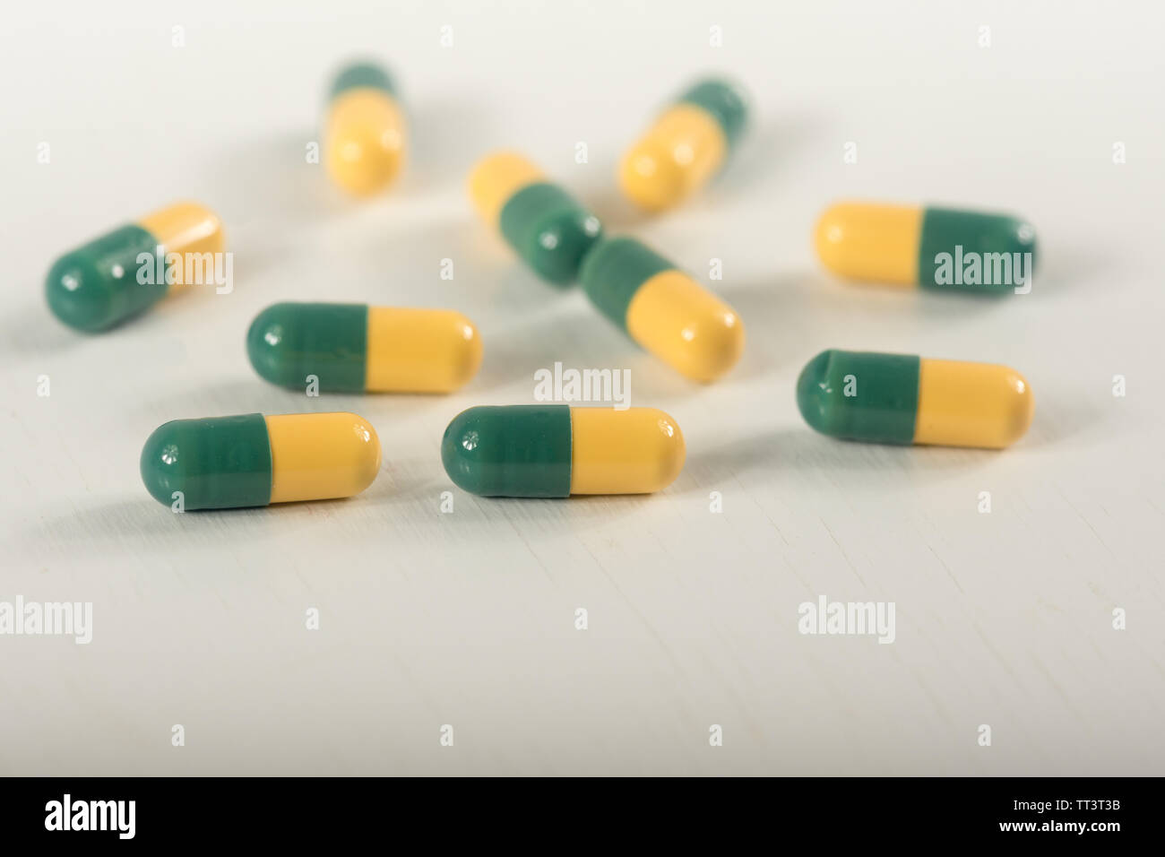 Verde, Giallo tramadolo capsula pillole su sfondo bianco.Pain Killer capsule chiamato 'tramadolo HCL'.La medicina per il dolore rivivere. Foto Stock