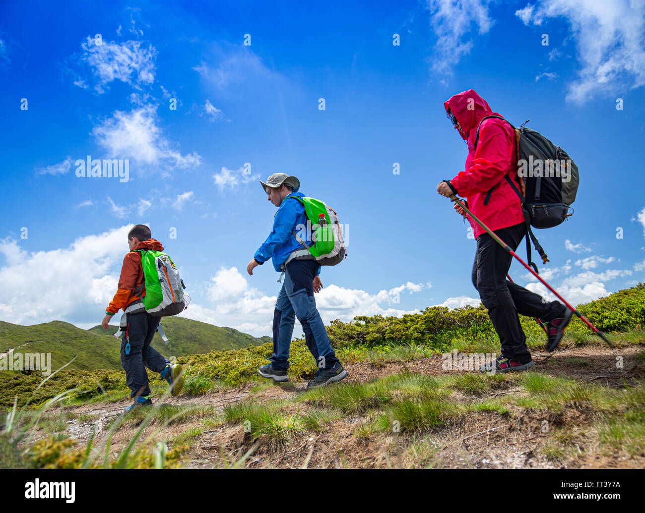 Madre e due ragazzi escursione sul sentiero di montagna Foto Stock
