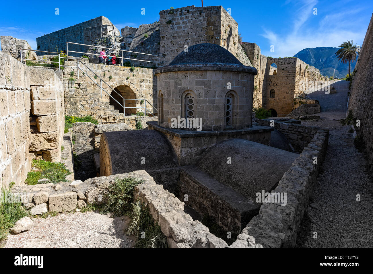 Vista del XII secolo la cappella bizantina di San Giorgio al castello di Kyrenia in Cipro Foto Stock