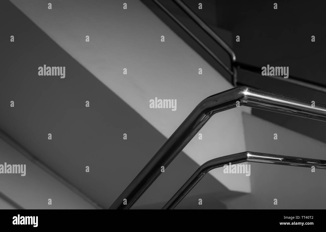Moderno in acciaio inossidabile della ringhiera in casa o appartamento. Calcestruzzo con scale in acciaio inox corrimano per scale a casa. Edificio in cemento indoor astratta interiore. Foto Stock