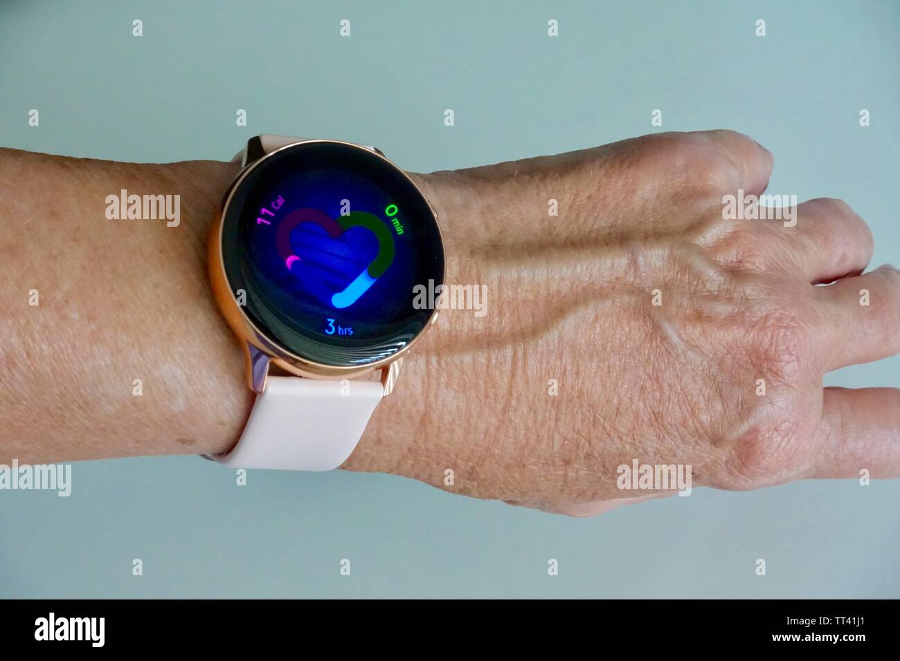 Orlando, FL/USA- 6/7/19: una donna che indossa un oro rosa Samsung Galaxy orologio attiva la visualizzazione del sistema di monitoraggio della salute. Foto Stock