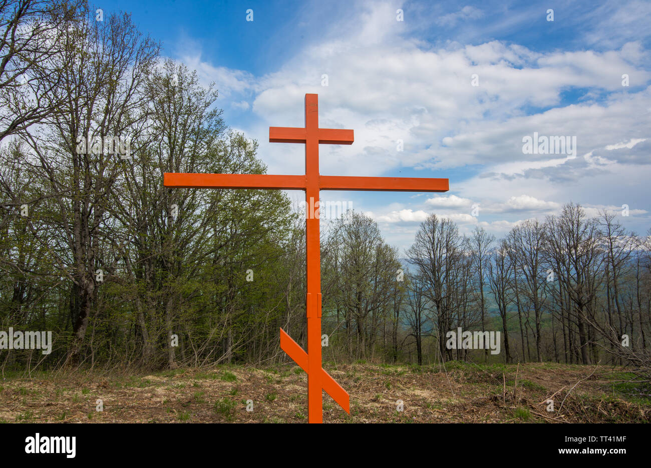 Memoriale di ferro sulla collina nel bosco. Croce in memoria delle vittime della seconda guerra mondiale. Foto Stock