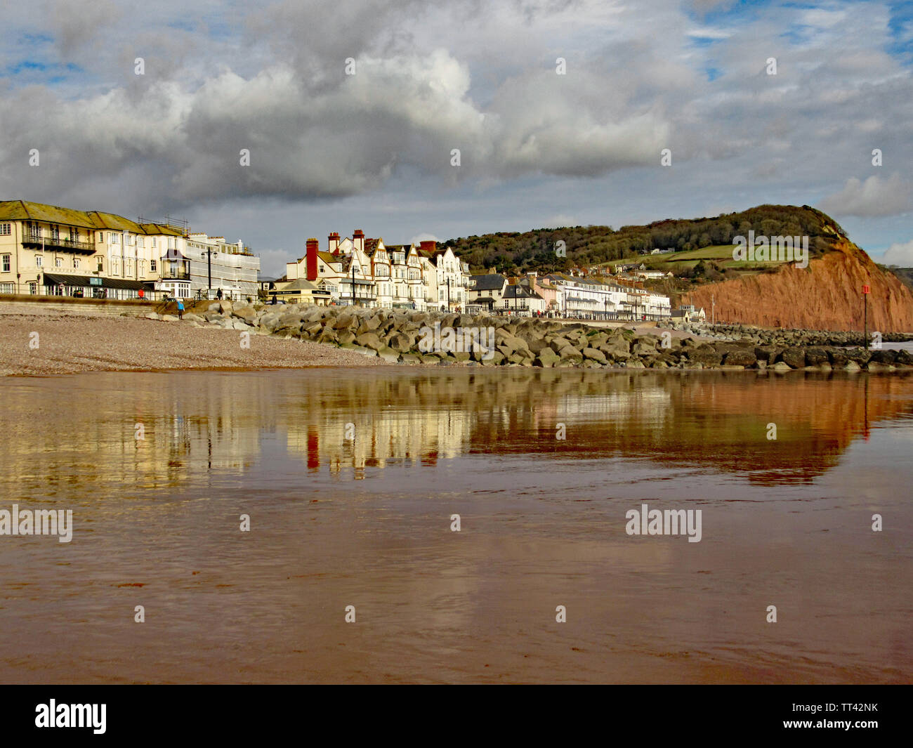 Vista del easten fine di Sidmouth Esplanade e la scogliera di arenaria. Questa scogliera ha frequenti frane che ridurre le lunghezze dei giardini sulla parte superiore. Foto Stock