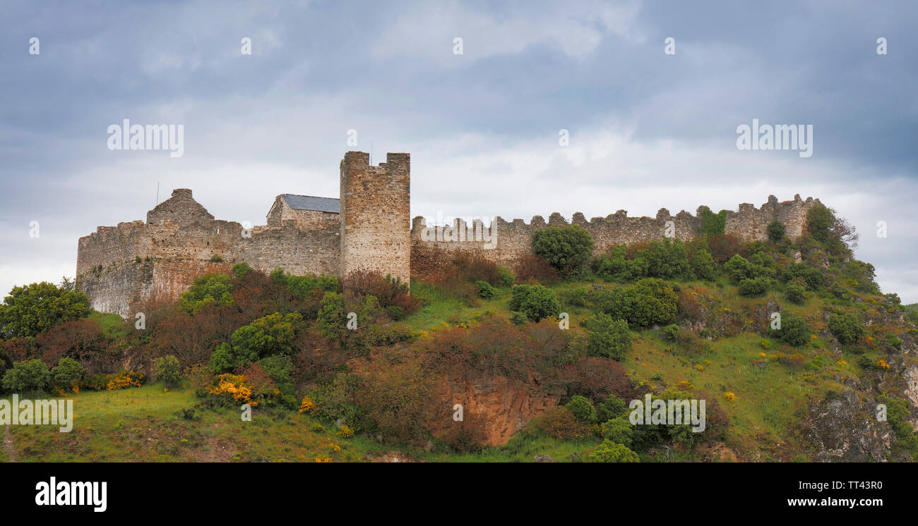 Il castello di Cornatel, Castillo de Cornatel, Priaranza del Bierzo, provincia di León, Castiglia e Leon, Spagna. Foto Stock