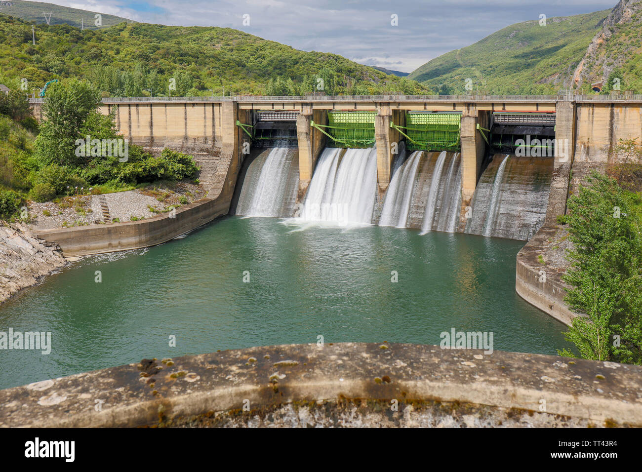 Penarrubia serbatoio, sul Fiume Sil, sul confine della provincia di Orense, la Galizia e la provincia di León, Castiglia e Leon, Spagna. Foto Stock