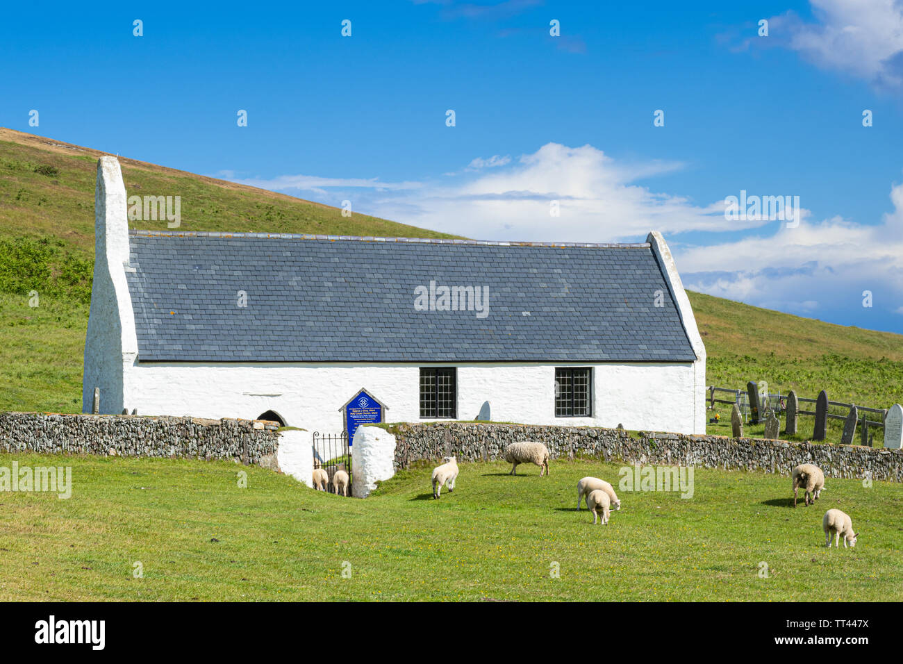 La Chiesa di Santa Croce (gallese: Eglwys y Grog), un esempio di un marinaio medievale la cappella di facilità, a Mwnt Bay, Ceredigion, Galles Foto Stock