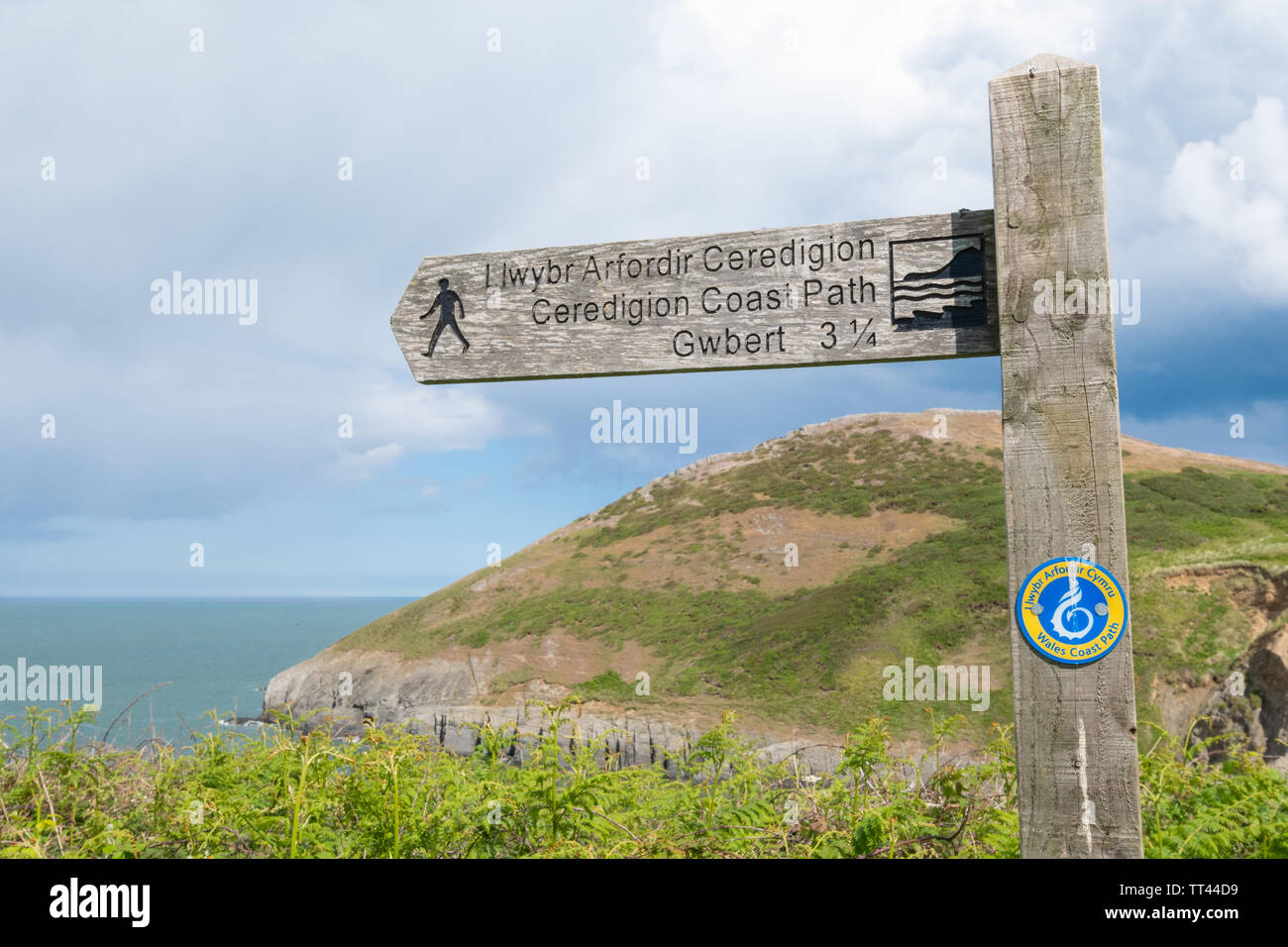 Segno presso la pittoresca baia di Mwnt per il Ceredigion Coast Path, Galles Foto Stock