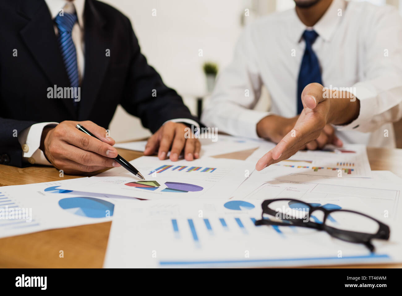 Business partecipare e consulenza del lavoro di squadra, la gente di affari piallatura e il brainstorming per finanziaria del progetto con un finanziamento grafico sulla tavola in ufficio Foto Stock