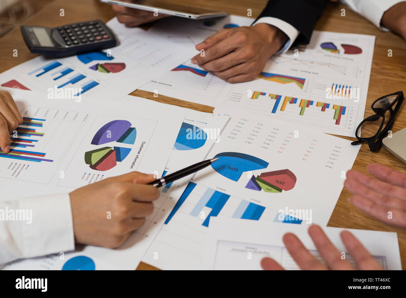 Business partecipare e consulenza del lavoro di squadra, la gente di affari piallatura e il brainstorming per finanziaria del progetto con un finanziamento grafico sulla tavola in ufficio Foto Stock