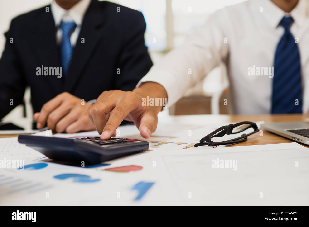Business partecipare e consulenza del lavoro di squadra, la gente di affari piallatura e il brainstorming per finanziaria del progetto con un finanziamento grafico sulla tavola in ufficio Foto Stock