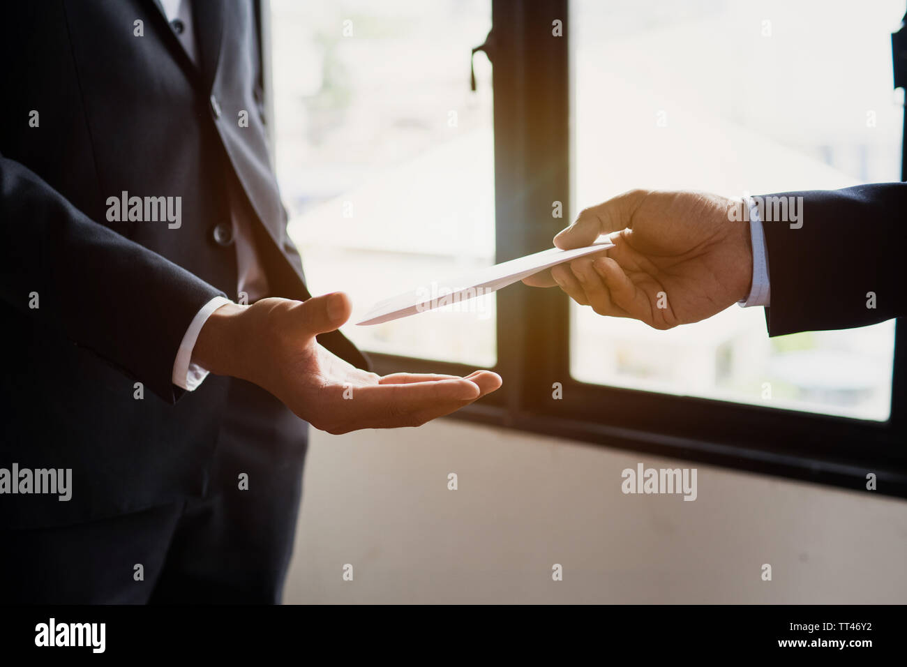 La qualità della vita di lavoro concetto, imprenditore ricevere salari e denaro bonus da leader manager Foto Stock