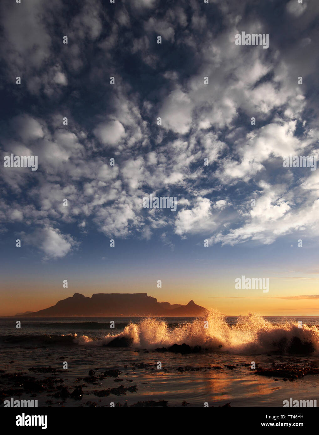 Table Mountain con nuvole, Cape Town, Sud Africa Foto Stock