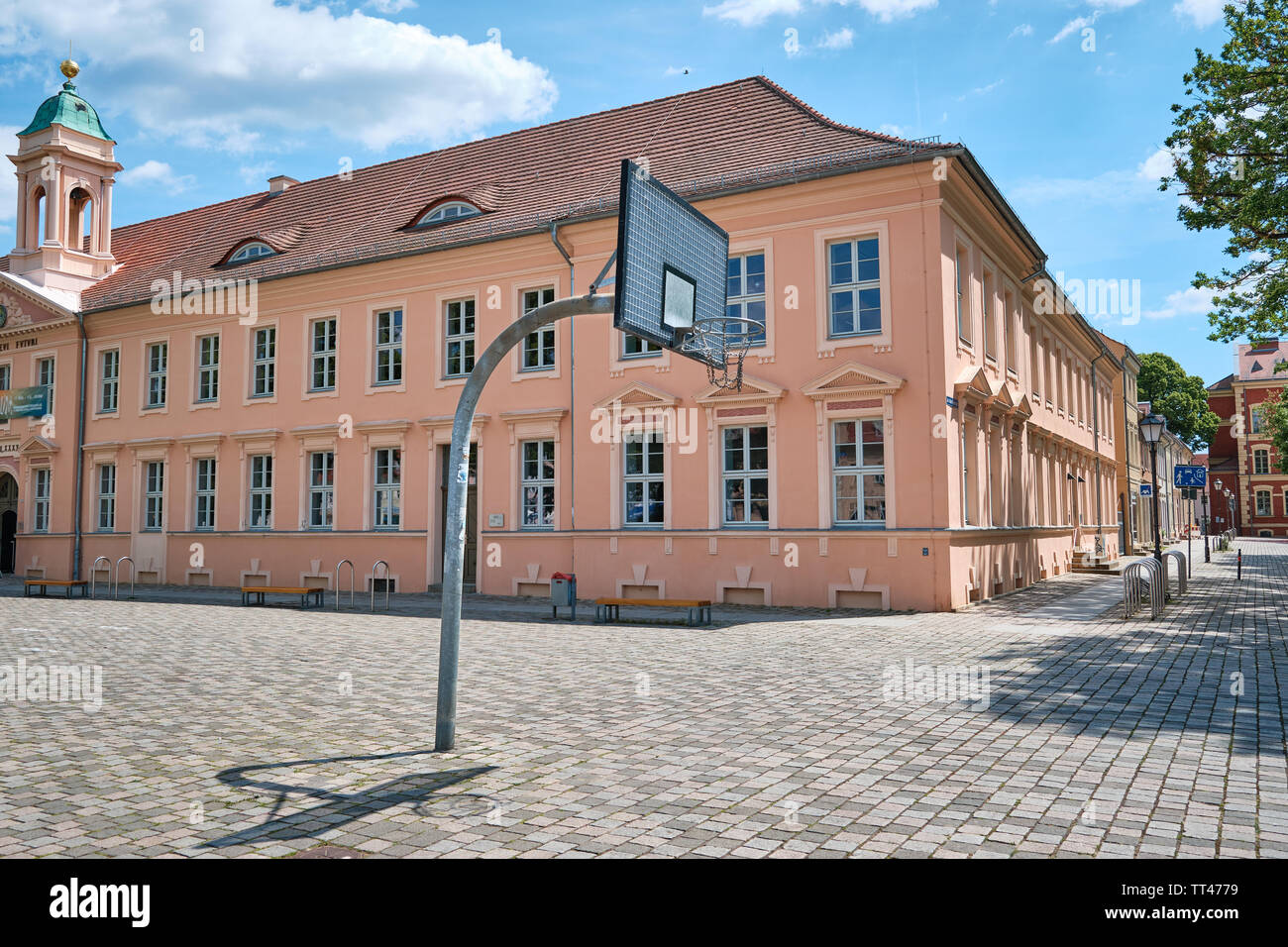 Basketball hoop davanti classicistic schoolhouse in Neuruppin, Germania Foto Stock