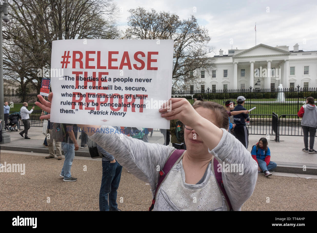 Protestando Attorney General William Barr e Trump dell amministrazione di mancato rilascio il unredacted Mueller relazione. Protesta svoltasi a Lafayette Square di fronte alla strada dalla Casa Bianca, 4 aprile 2019, Washington, DC. La dimostrazione è stata parte della giornata nazionale di azione, con manifestazioni di protesta che si tiene intorno alla US. Foto Stock