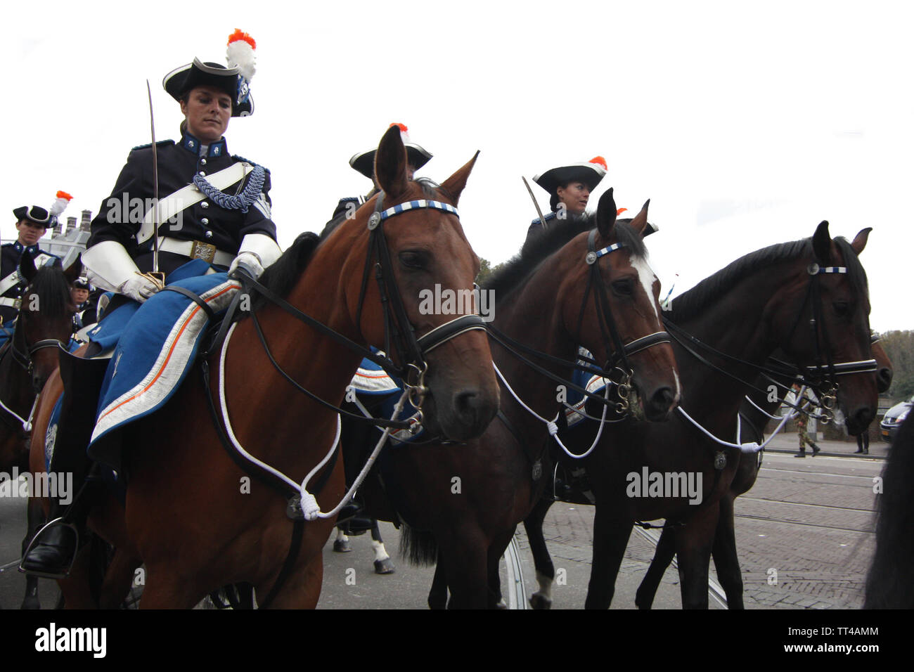 La Cavalleria femmina che accompagnano la Golden pullman con la regina Beatrice su Prinsjesdag processione in Den Haag, Zuid Holland Nederland. Foto Stock