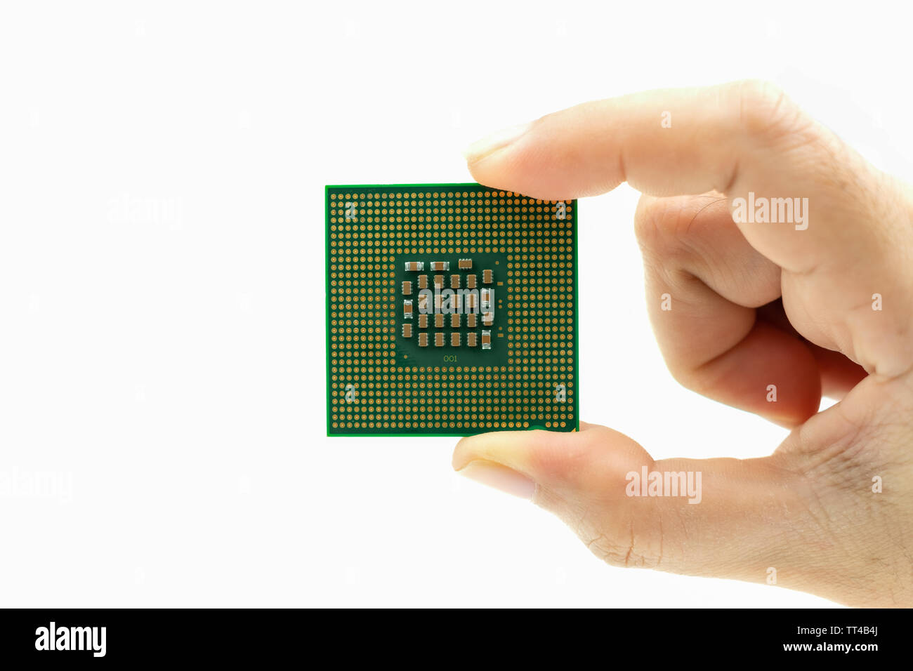 CPU realistica vista posteriore del chip del processore in mano Foto Stock
