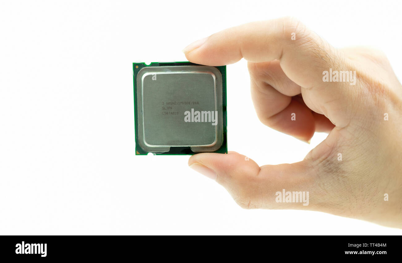 CPU realistica vista posteriore del chip del processore in mano Foto Stock