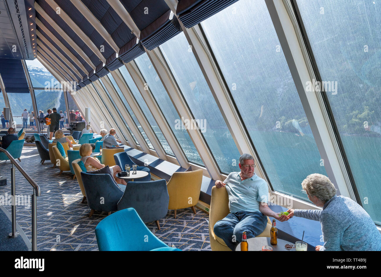 Fiordi Norvegesi crociera. I passeggeri di bere in un bar sul TUI nave da crociera Explorer Marella, il Geirangerfjord, Sunnmøre, Møre og Romsdal, Norvegia Foto Stock