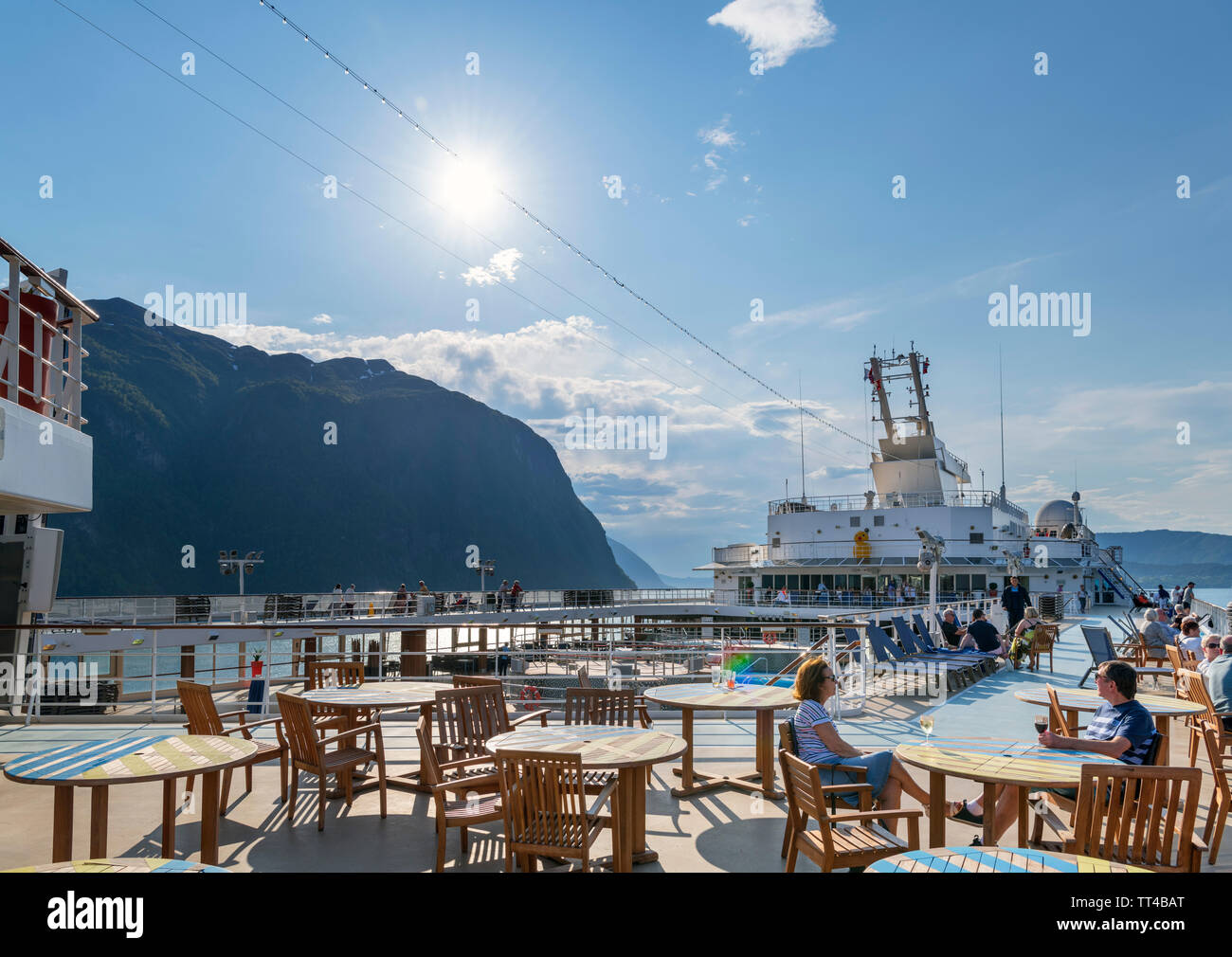 Fiordi Norvegesi crociera. Bar onTUI nave da crociera Marella Explorer mentre la vela da Geiranger sulla Storfjorden, Sunnmøre, Møre og Romsdal, Norvegia Foto Stock