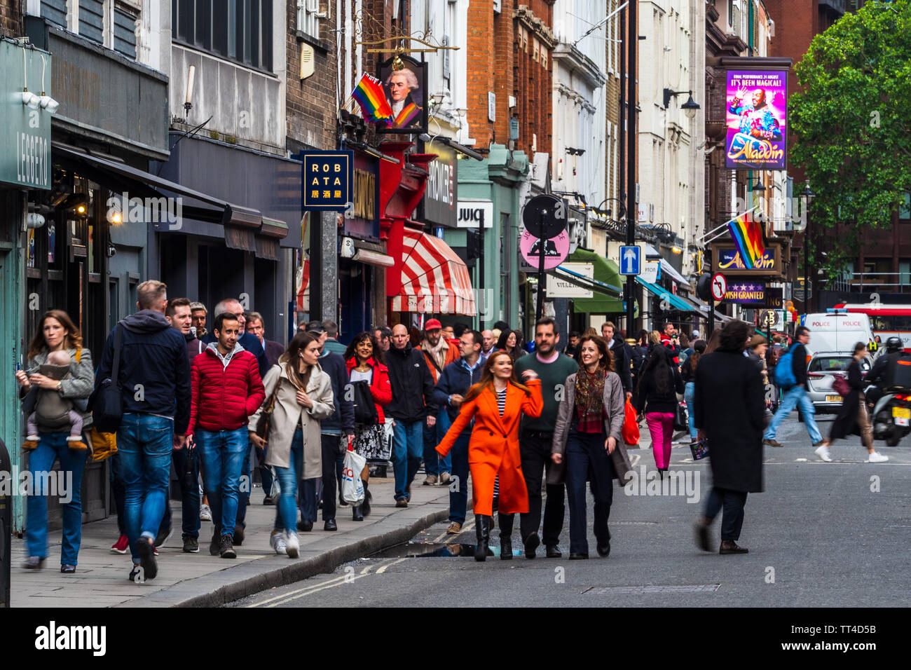 Old Compton Street nel cuore di Soho. Soho è tradizionalmente londinese di ristoranti e intrattenimento distretto. Foto Stock