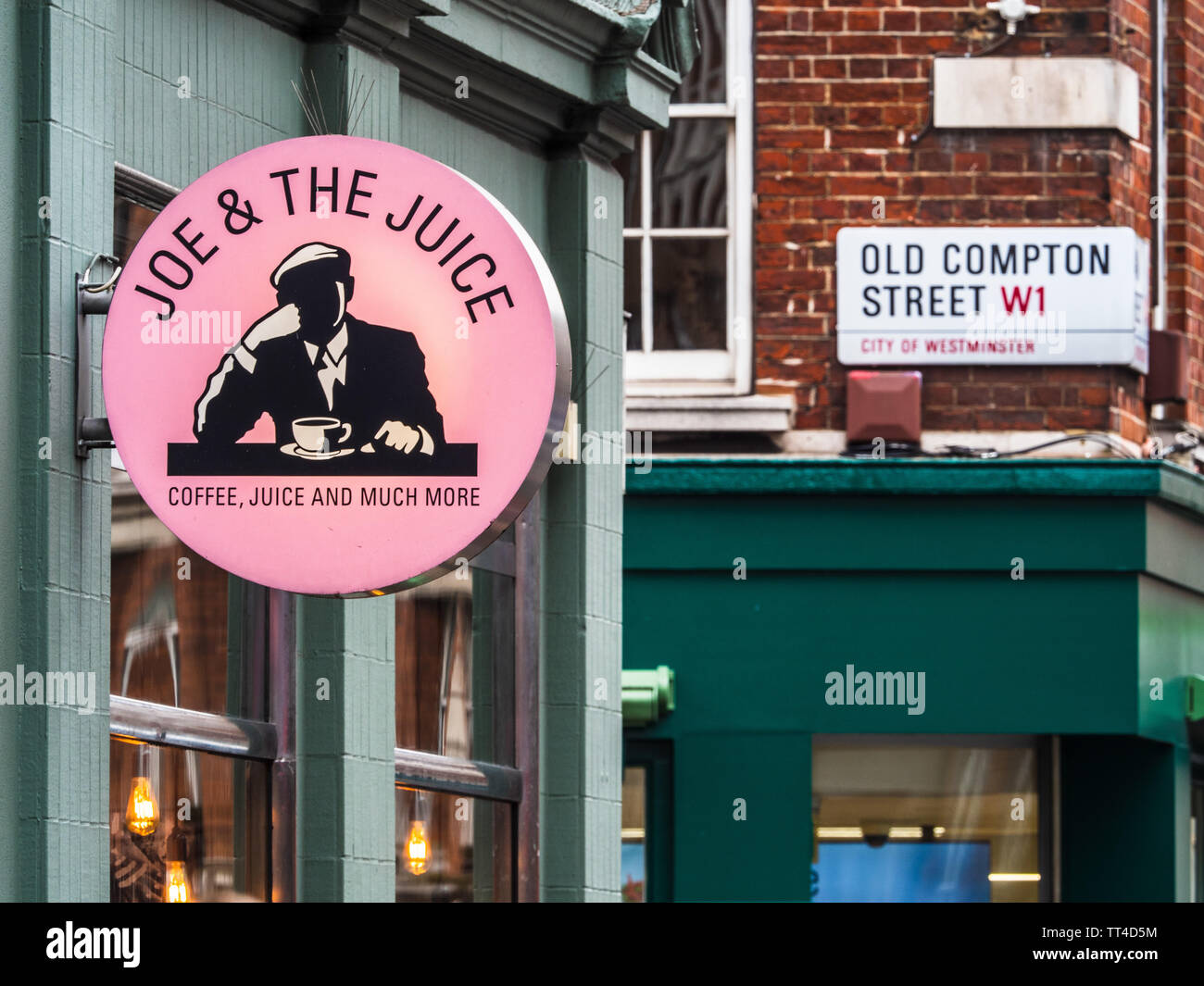 Joe e il succo Cafe Restaurant Sign in Old Compton Street, Soho, Londra, Regno Unito. Joe e il succo è una catena originariamente impostata in Danimarca. Foto Stock