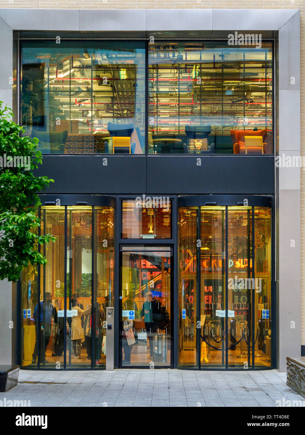 Facebook sede centrale di Londra a Rathbone Place Fitzrovia, Central London - architetto Frank Gehry aperto 2018 Foto Stock