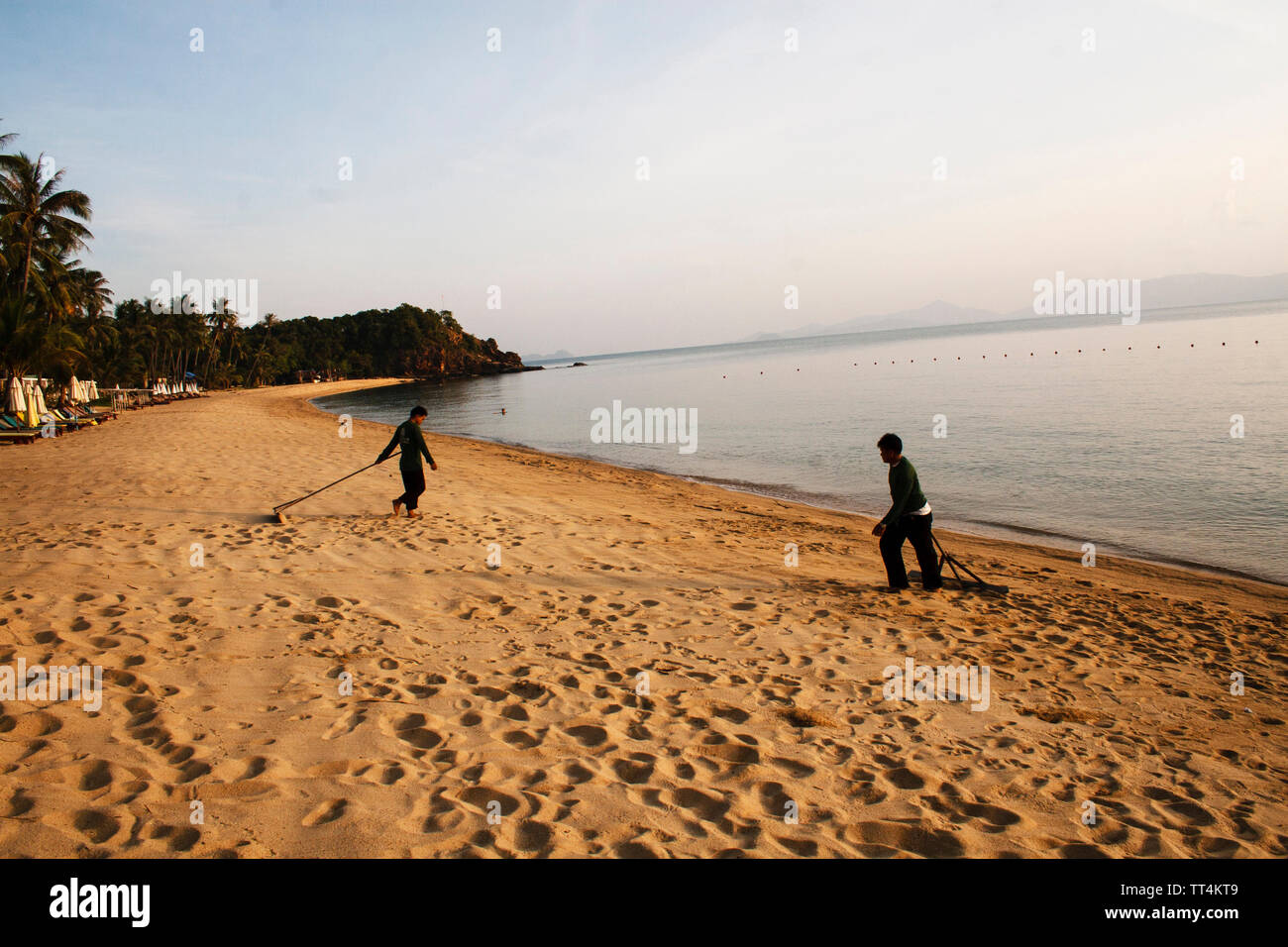 Koh Samui, Thailandia - Aprile 23, 2012: un uomo sta conquistando la spiaggia al tramonto su Aprile 23, 2013. Koh Samui è una bellissima isola in Tailandia Foto Stock