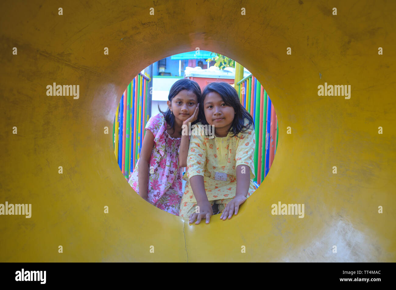 Un ritratto di due indonesiani capelli neri delle ragazze nel parco giochi, Surabaya, Indonesia Foto Stock