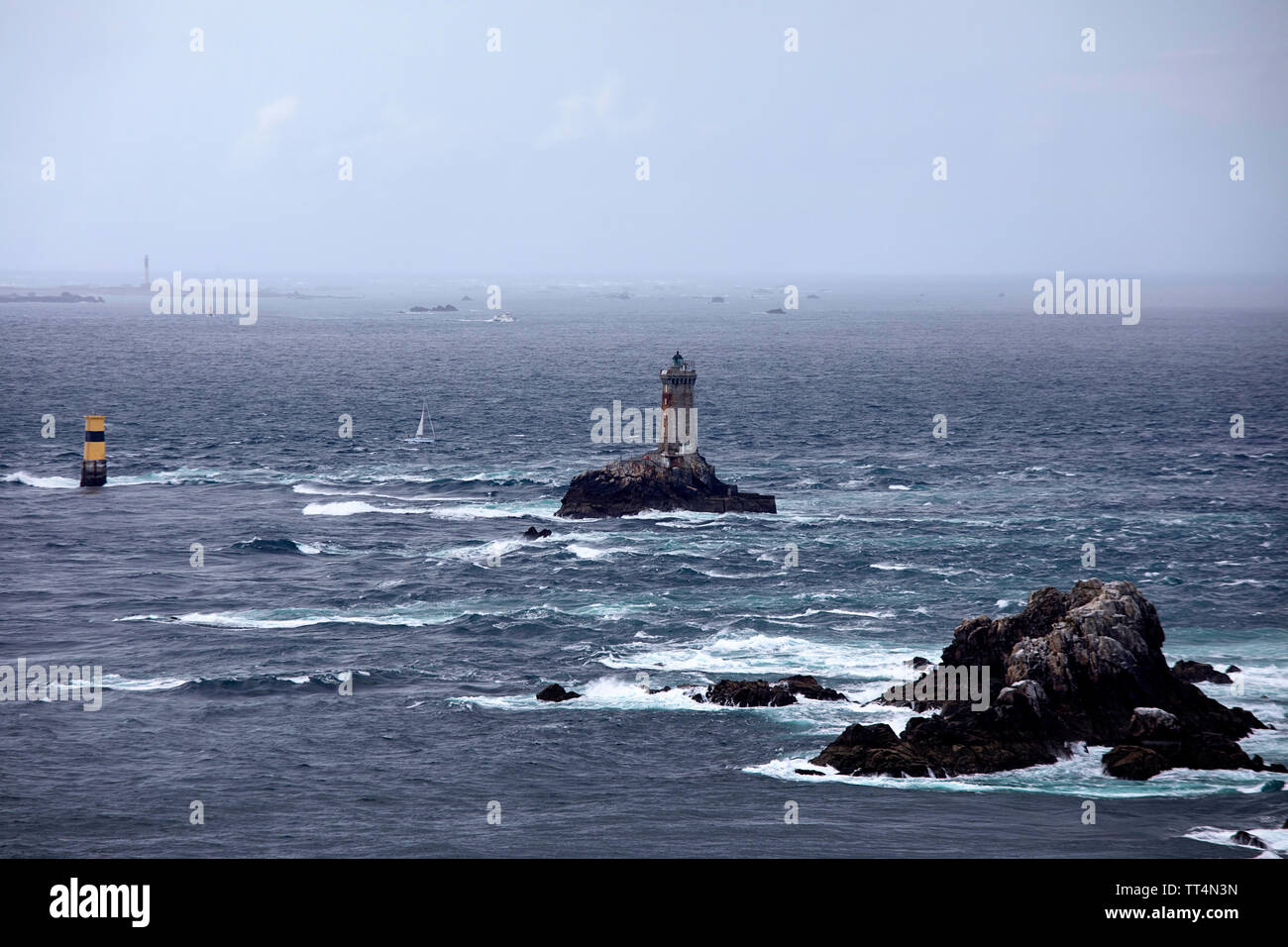 Pointe du Raz, uno di Bretagna le più drammatiche, punti di riferimento e il faro La Vieille Foto Stock