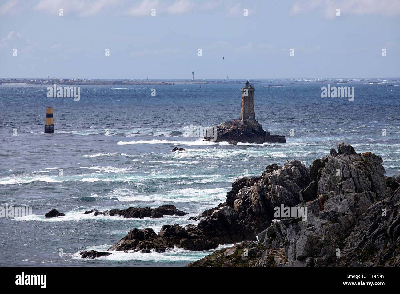 Pointe du Raz, uno di Bretagna le più drammatiche, punti di riferimento e il faro La Vieille Foto Stock