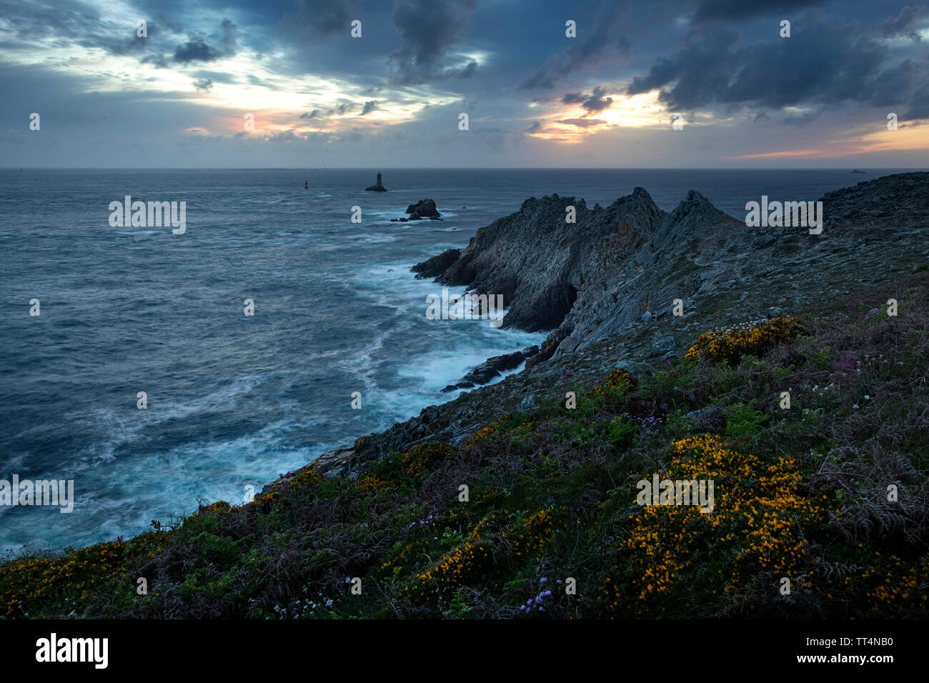 La Vieille lighthouse & Pointe du Raz al crepuscolo, Capo Sizun, Finisterre regione Bretagna, Francia Foto Stock