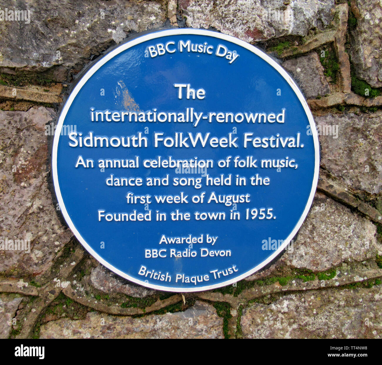 Blu di una targa commemorativa circa l annuale Settimana della musica folk tenutosi a Sidmouth durante la prima settimana di agosto di ogni anno. Foto Stock