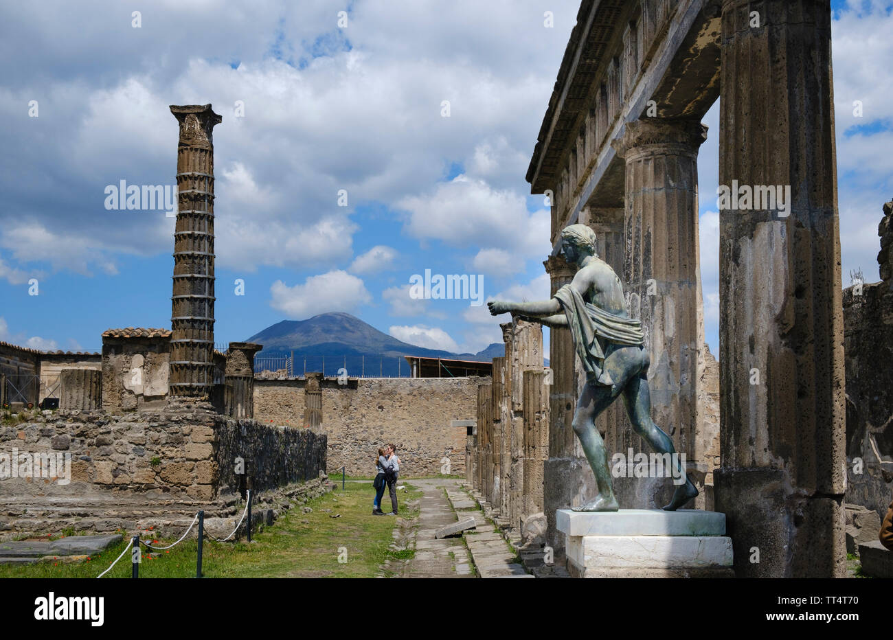 Giovane maschio femmina giovane abbraccio tra i ruderi della antica città romana di Pompei in Campania vicino a Napoli in Italia Meridionale Foto Stock