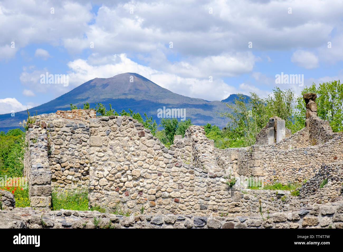 Il Vesuvio il vulcano che distrusse Pompei sollevandosi al di sopra di una rovina muro di pietra nella città romana antica Foto Stock