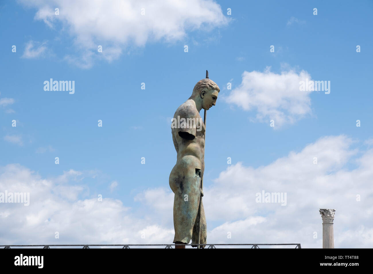 Statua moderna tra le rovine e gli scavi archeologici della antica città romana di Pompei in Campania vicino a Napoli in Italia Meridionale Foto Stock