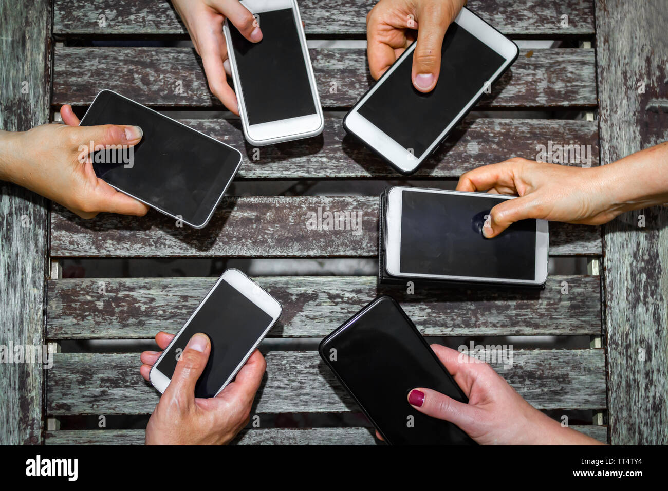 Vista dall'alto di un gruppo di adolescenti di persone che utilizzano il telefono cellulare insieme - internet mobile telefono messaggistica addiction - nuova generazione di giovani di trascorrere del tempo Foto Stock