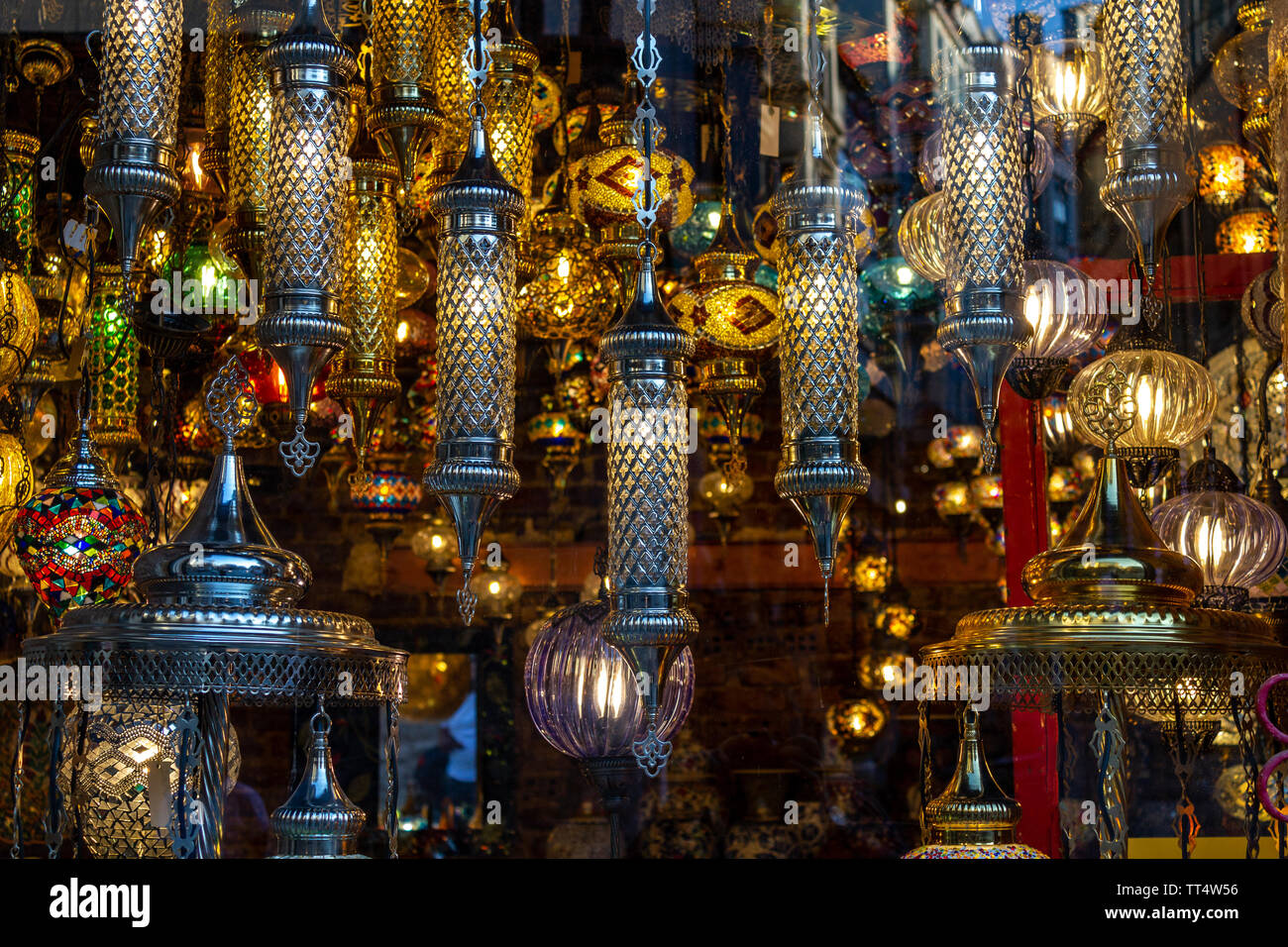 Vetro e lampade in metallo. Orientale tradizionale negozio di souvenir. Il Grand Bazaar Istanbul Foto Stock