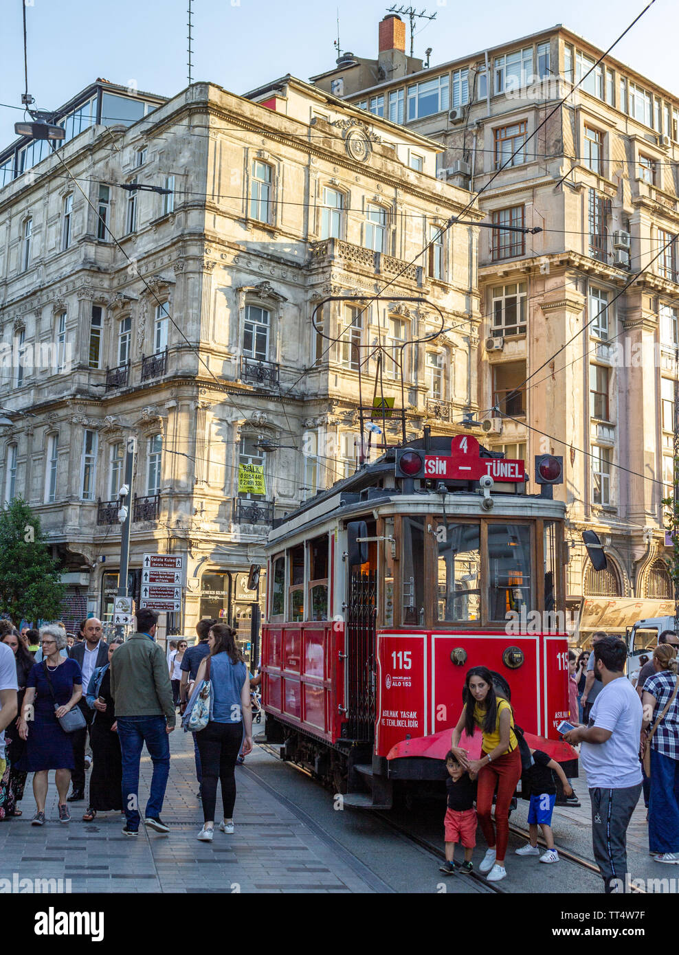 Istanbul, Tunel, Taksim / Turchia - 30 Maggio 2019: linea Tunel-Taksim vecchio tram nostalgico Foto Stock