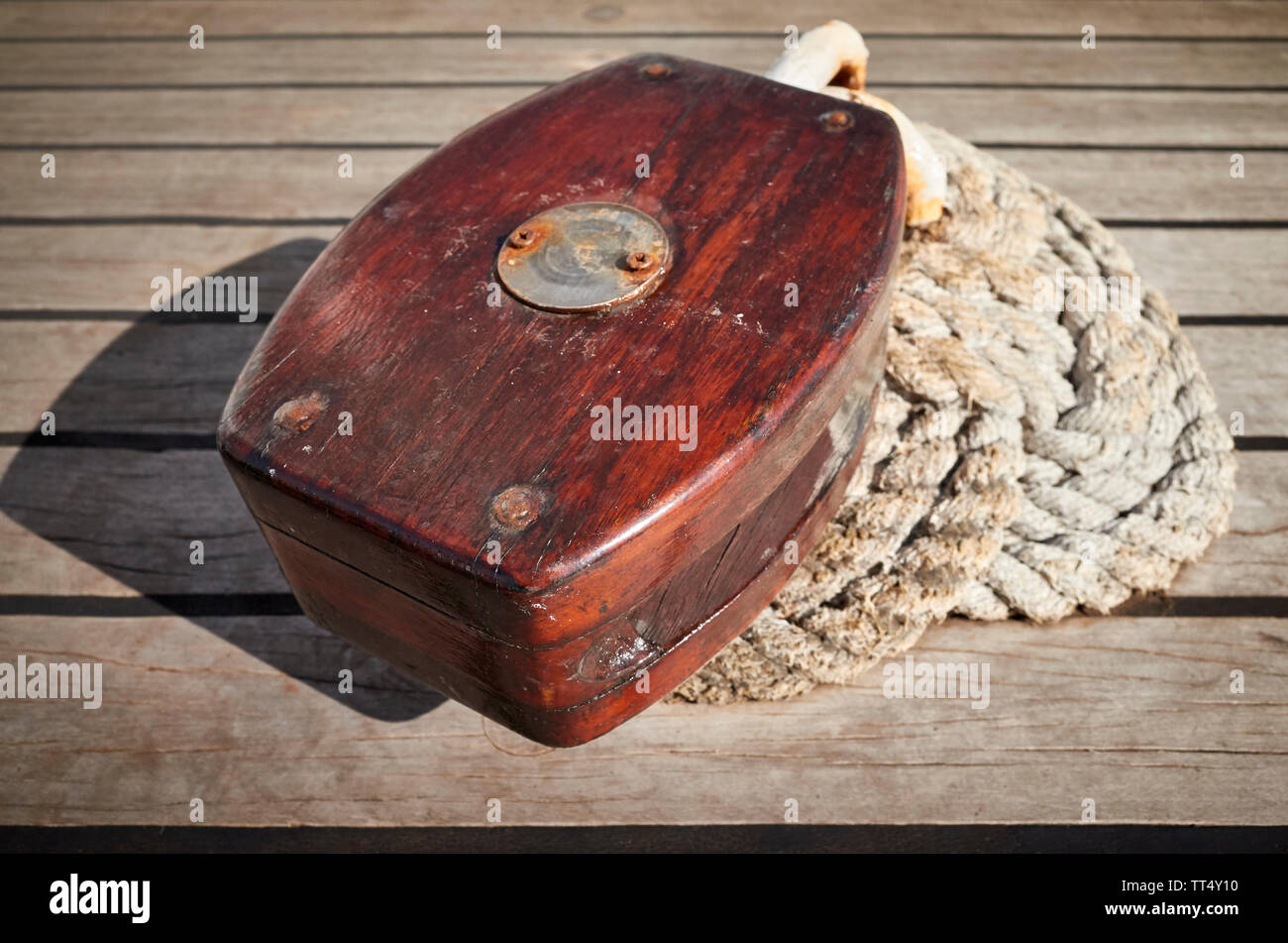 Chiudere l immagine di una vecchia puleggia di legno blocco su un deck, il fuoco selettivo. Foto Stock