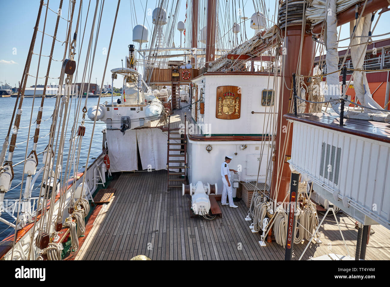 Szczecin, Polonia - 13 Giugno 2019: Ponte della Marina spagnola a vela nave formazione Juan Sebastian de Elcano ormeggiata in Szczecin. Foto Stock