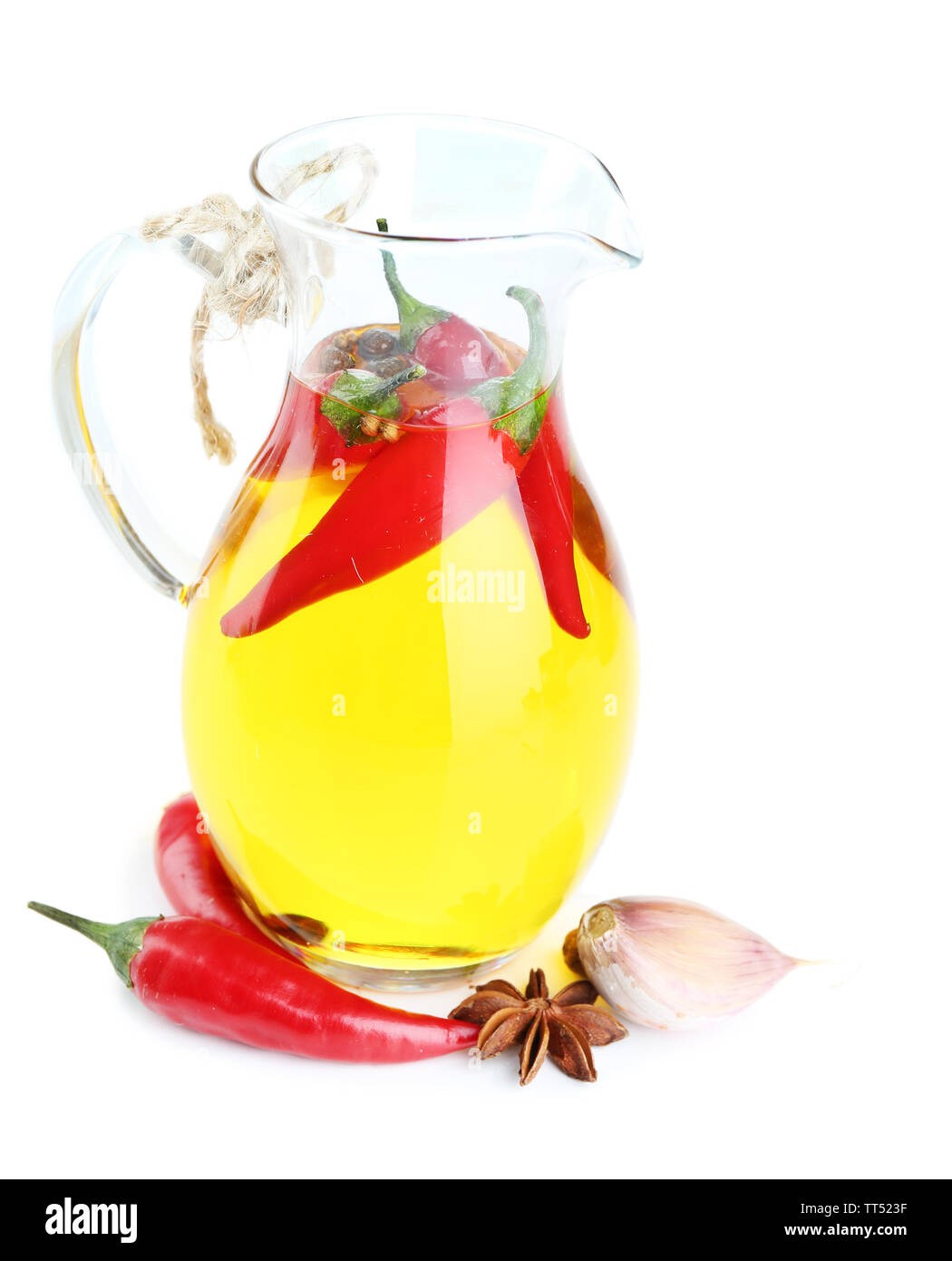 Prodotti naturali fatti in casa infuso di olio di oliva con peperoncino rosso isolato su bianco Foto Stock