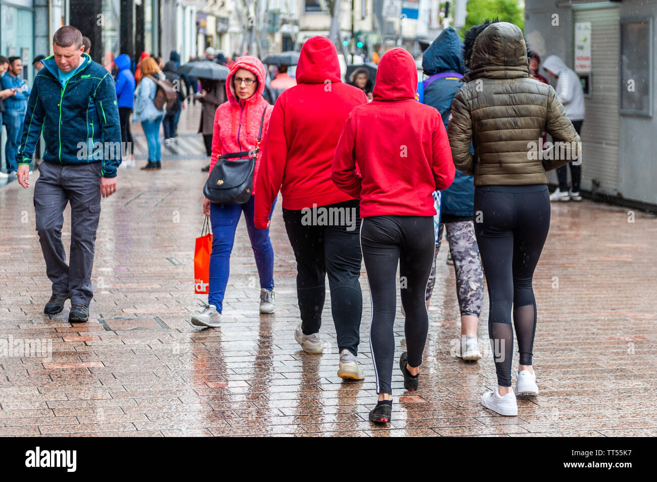 Cork, Irlanda. 14 Giugno, 2019. Shoppers rush per cercare di uscire da pioggia in un giorno di pioggia su Patrick Street, Cork City Centre. Credito: Andy Gibson/Alamy Live News. Foto Stock