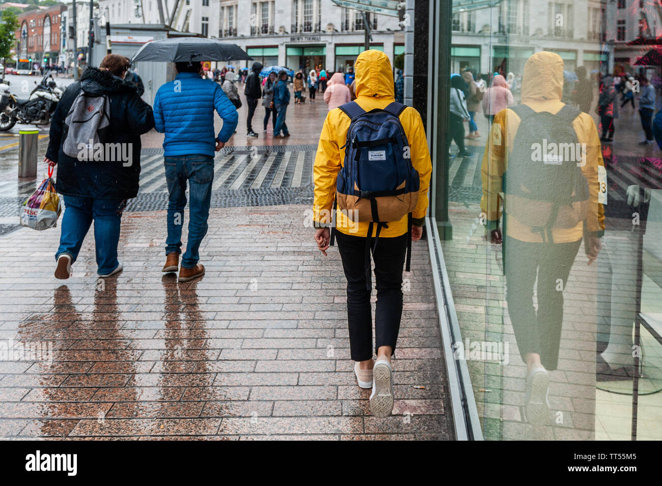 Cork, Irlanda. 14 Giugno, 2019. Shoppers rush per cercare di uscire da pioggia in un giorno di pioggia su Patrick Street, Cork City Centre. Credito: Andy Gibson/Alamy Live News. Foto Stock