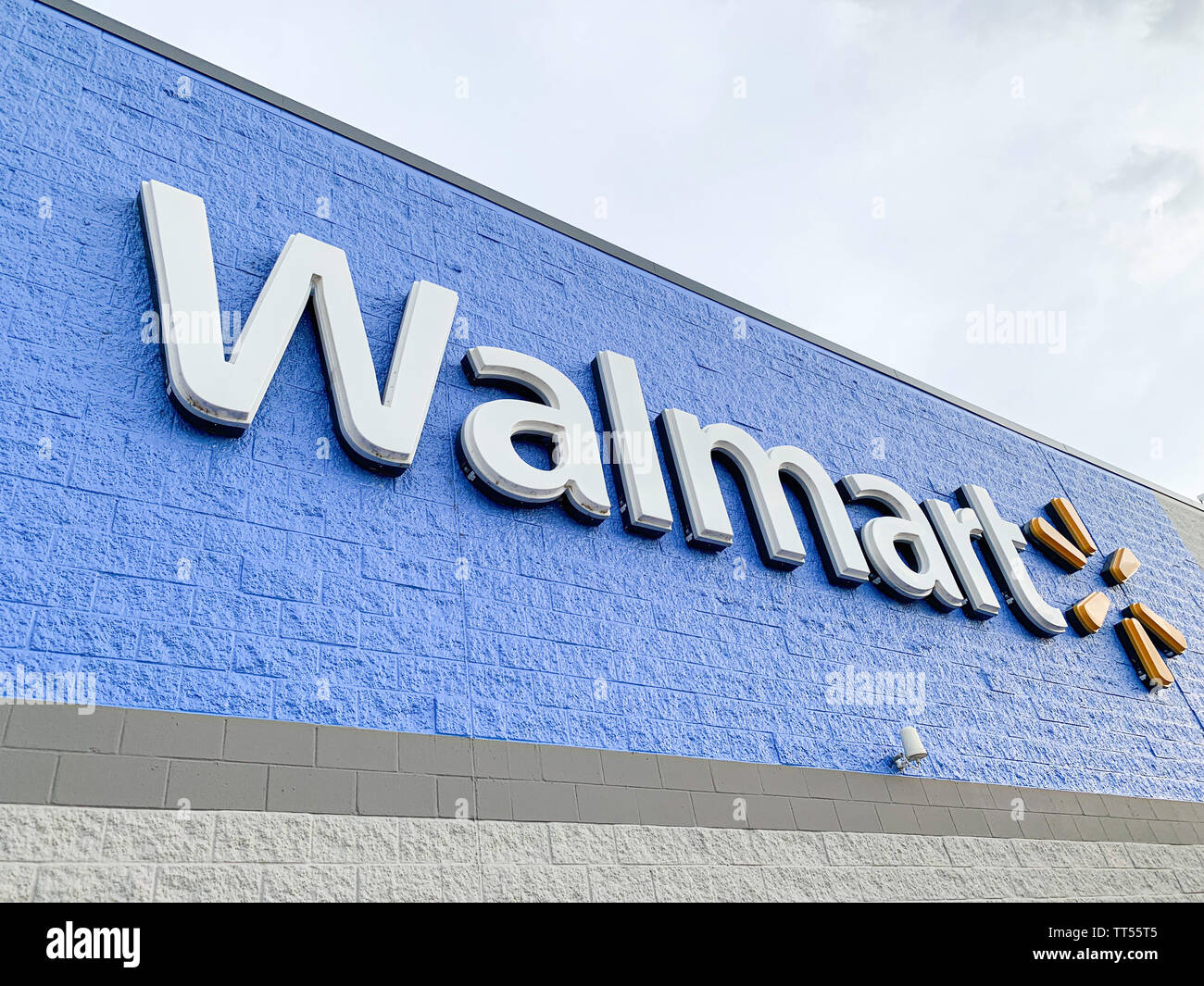 La prominente illuminata 3D plastica segno della Walmart Superstore situato in Vidalia, Georgia, Stati Uniti d'America, è presentato sulla facciata. Foto Stock