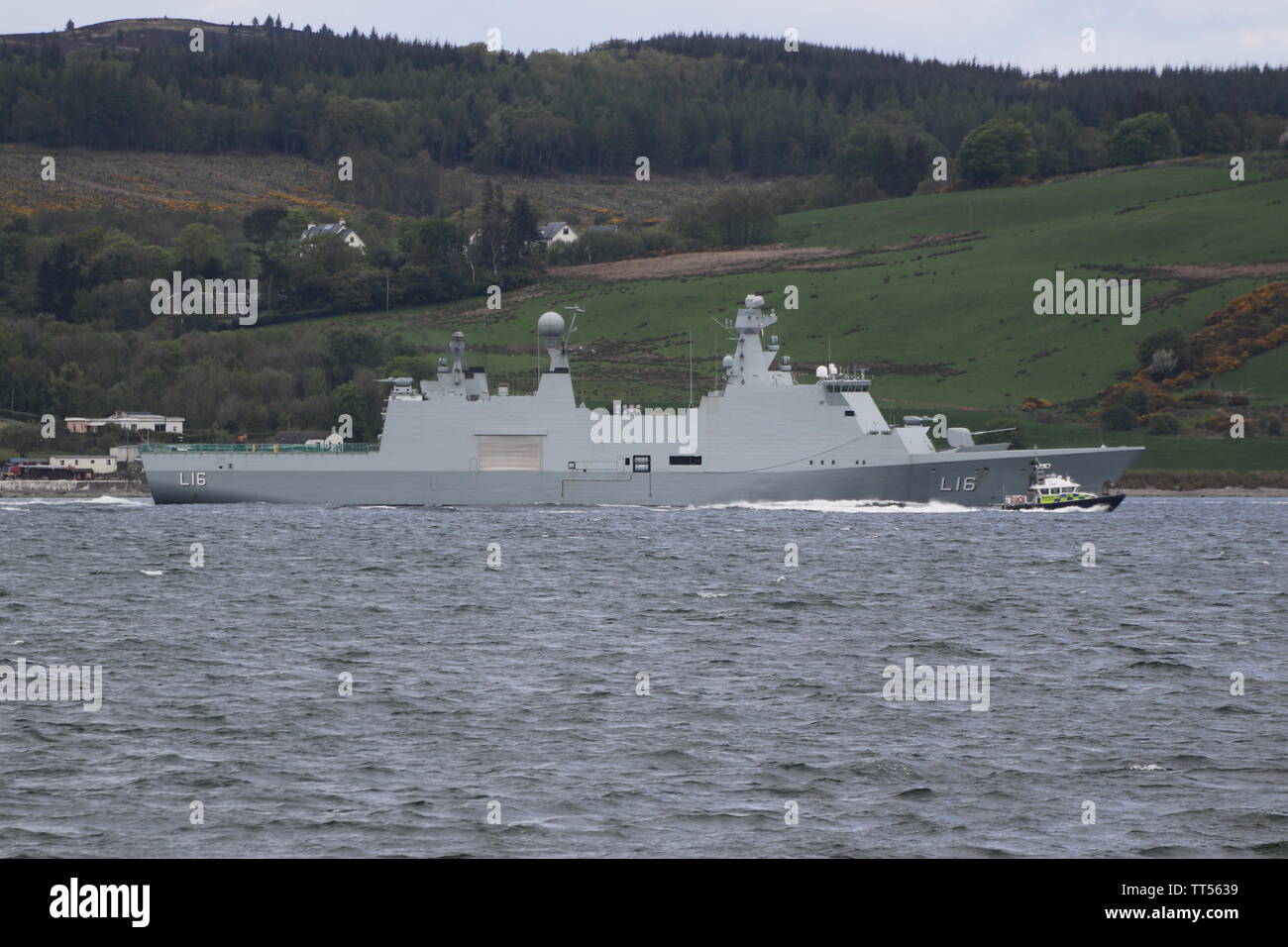 La Marina danese nave comando KDM Absalon (L16), venendo scortati dalla polizia MoD barca MDP Lismore, sul suo arrivo per esercizio formidabile schermo 19. Foto Stock